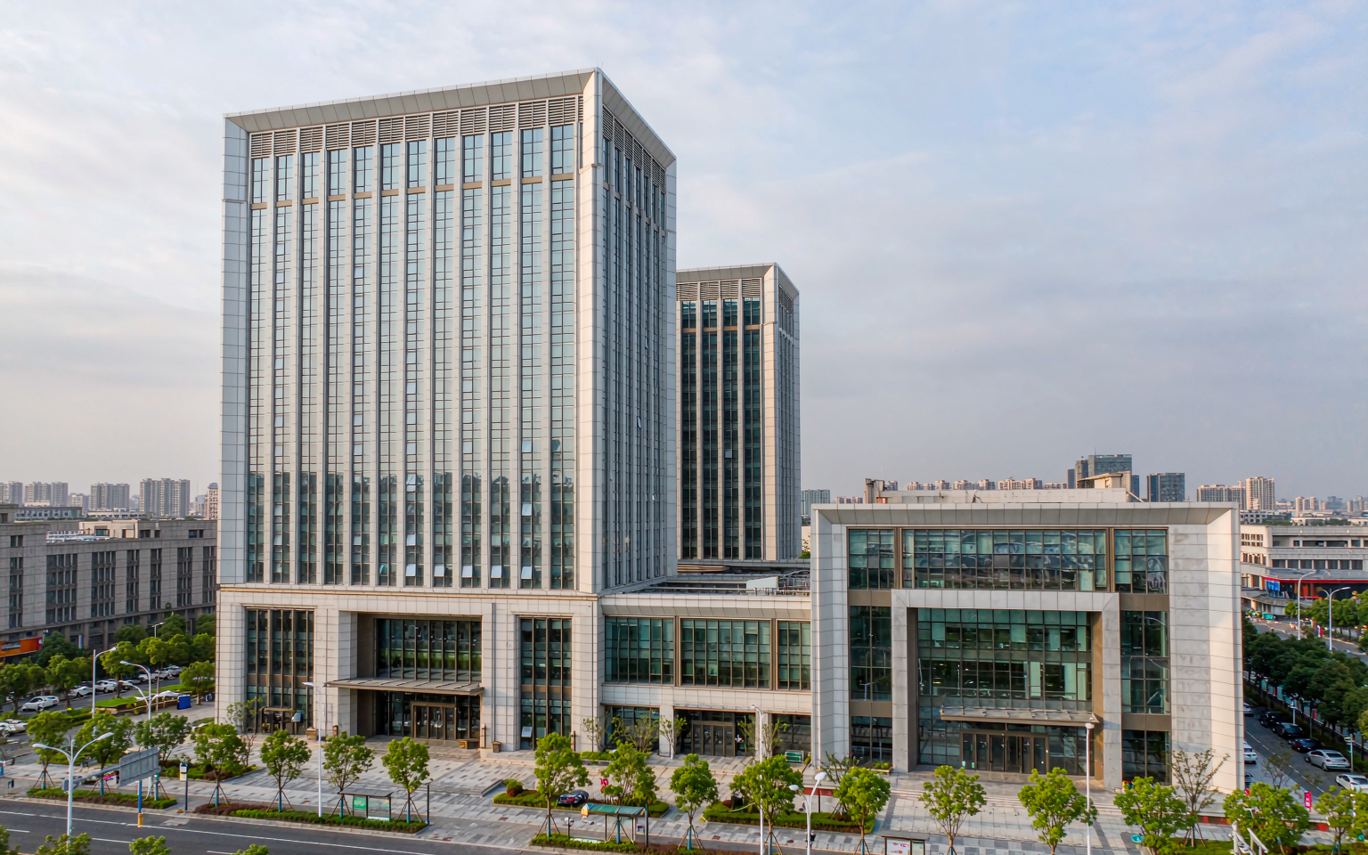 Gedung komersial dan fasilitas perkantoran