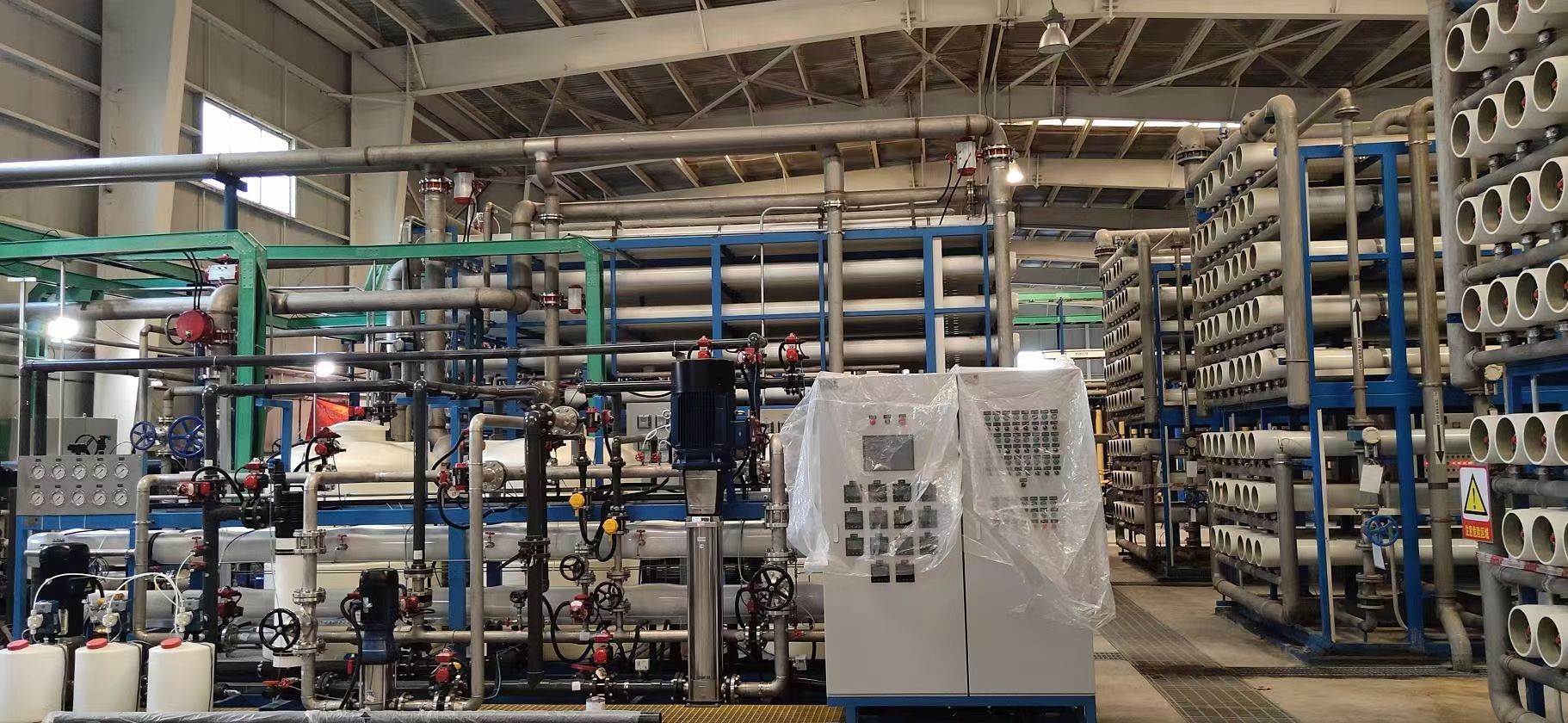 Sistem pengolahan air terintegrasi dengan rak membran, perpipaan, dan panel kontrol